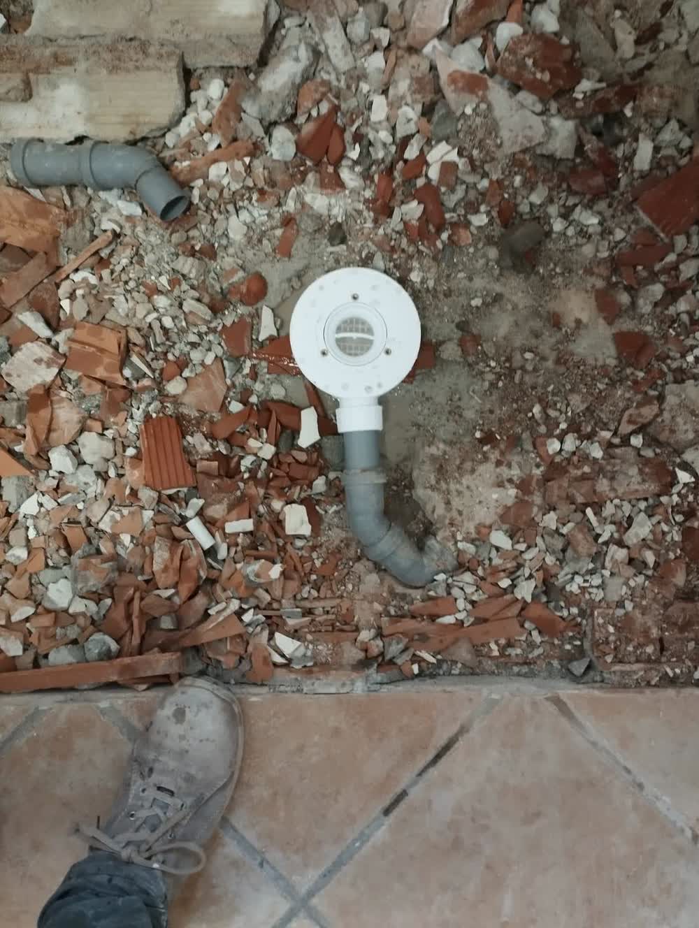 Scarico a pavimento nuovo montato durante il rifacimento del bagno